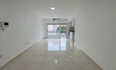 Amplio Departamento de un ambiente en alquiler-Moron-