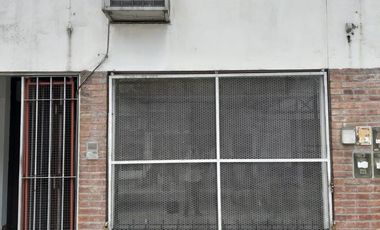 Excelente local comercial en la mejor cuadra de Escalada Centro!!!