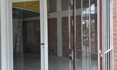 Excelente local comercial en la mejor cuadra de Escalada Centro!!!