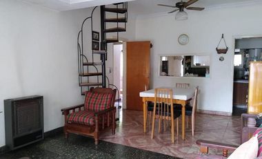 Casa 5 ambientes sobre lote de 10x43,30 en Bosque Alegre