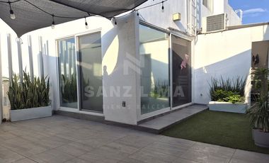 Puerta de Piedra:  Casa amueblada de tres recamaras con extensión de terreno.