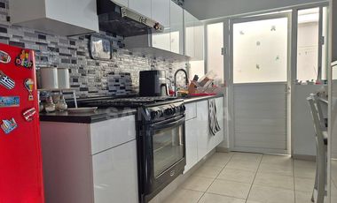 Puerta de Piedra:  Casa amueblada de tres recamaras con extensión de terreno.