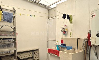 Puerta de Piedra:  Casa amueblada de tres recamaras con extensión de terreno.