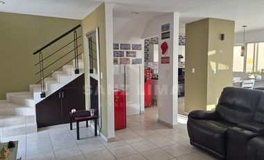 Puerta de Piedra:  Casa amueblada de tres recamaras con extensión de terreno.