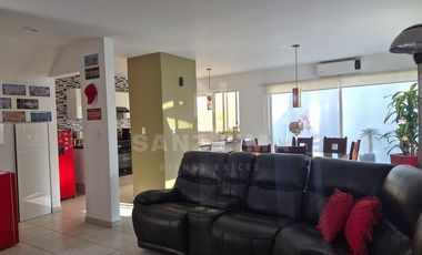 Puerta de Piedra:  Casa amueblada de tres recamaras con extensión de terreno.