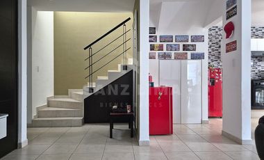 Puerta de Piedra:  Casa amueblada de tres recamaras con extensión de terreno.