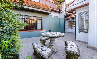 Chalet en esquina Los Troncos!