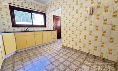 Casa en  alquiler. Uso profesional o comercial . Recepcion. 5 despachos. Garage doble. gran patio