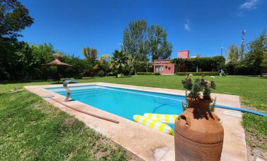 Venta Bella Casa con Gran Parque en Lunlunta Maipú