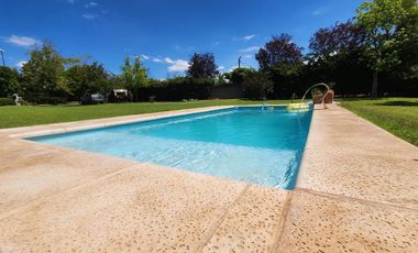 Venta Bella Casa con Gran Parque en Lunlunta Maipú