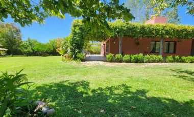 Venta Bella Casa con Gran Parque en Lunlunta Maipú