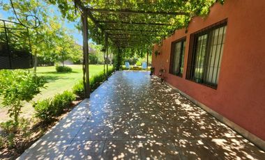 Venta Bella Casa con Gran Parque en Lunlunta Maipú