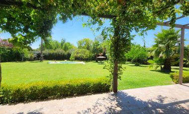 Venta Bella Casa con Gran Parque en Lunlunta Maipú
