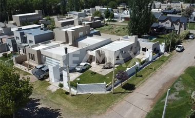 VENTA - CASA B° PRIVADO SANTA ANGELA, CENTENARIO