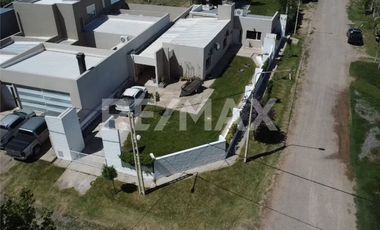 VENTA - CASA B° PRIVADO SANTA ANGELA, CENTENARIO
