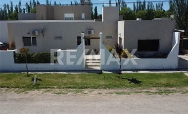 VENTA - CASA B° PRIVADO SANTA ANGELA, CENTENARIO