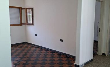 Interno remodelado de 2 dorm. con patio verde