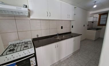 Interno remodelado de 2 dorm. con patio verde