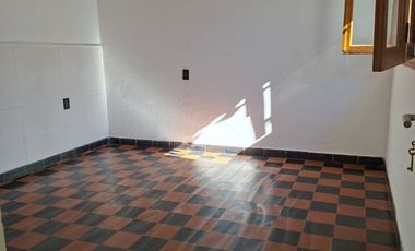Interno remodelado de 2 dorm. con patio verde