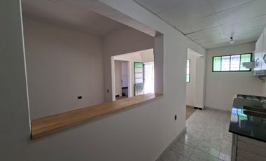 Interno remodelado de 2 dorm. con patio verde