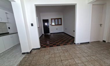 Interno remodelado de 2 dorm. con patio verde