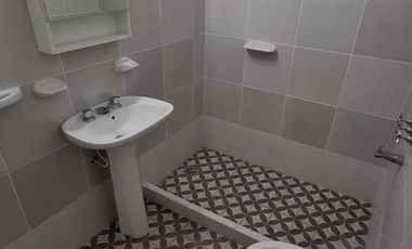 Interno remodelado de 2 dorm. con patio verde