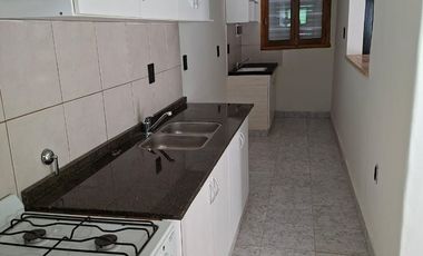 Interno remodelado de 2 dorm. con patio verde