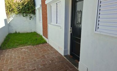 Interno remodelado de 2 dorm. con patio verde