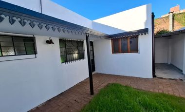 Interno remodelado de 2 dorm. con patio verde