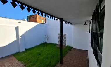Interno remodelado de 2 dorm. con patio verde