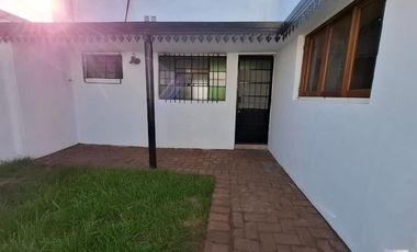Interno remodelado de 2 dorm. con patio verde