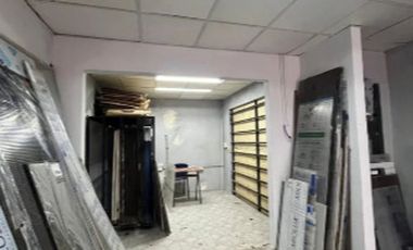 Galpón con Oficinas y Local al Frente en Alquiler.