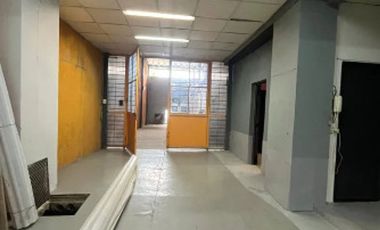 Galpón con Oficinas y Local al Frente en Alquiler.