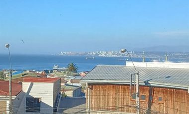 SE VENDE GRAN CASA DE 6 D 3 B, ESTAC Y SUBTE EN CERRO ALEGRE
