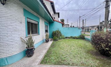 Casa 3 dormitorios fondo jardín pileta garage