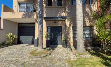 CASA EN VENTA BERAZATEGUI 4 DORMITORIOS PARQUE