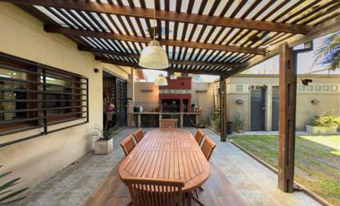 CASA EN VENTA BERAZATEGUI 4 DORMITORIOS PARQUE