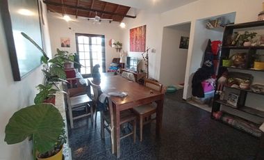 VENTA CASA 4 AMB + 2 LOCALES MORON