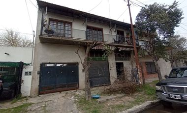 VENTA CASA 4 AMB + 2 LOCALES MORON