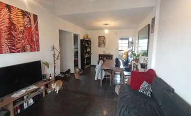 VENTA CASA 4 AMB + 2 LOCALES MORON