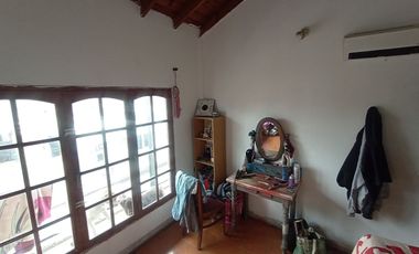 VENTA CASA 4 AMB + 2 LOCALES MORON