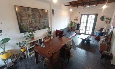 VENTA CASA 4 AMB + 2 LOCALES MORON