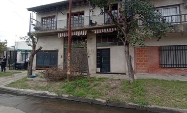 VENTA CASA 4 AMB + 2 LOCALES MORON