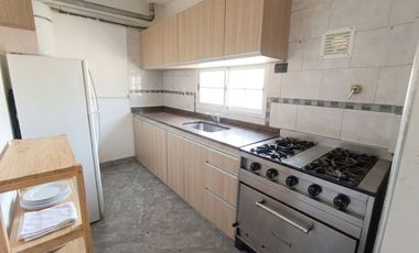 VENTA CASA 4 AMB + 2 LOCALES MORON