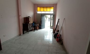 VENTA CASA 4 AMB + 2 LOCALES MORON