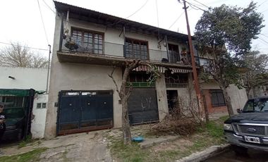 VENTA CASA 4 AMB + 2 LOCALES MORON