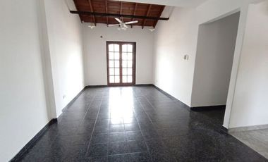 VENTA CASA 4 AMB + 2 LOCALES MORON