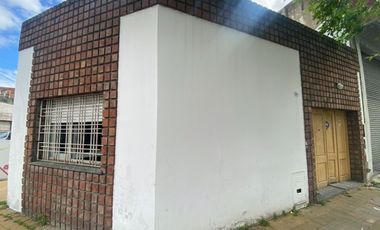 ¡CASA EN ESQUINA A REFACCIONAR - FOT 3 + SÓTANO!
