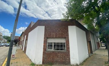 ¡CASA EN ESQUINA A REFACCIONAR - FOT 3 + SÓTANO!