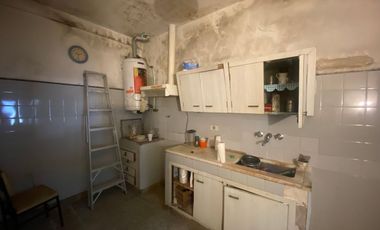 ¡CASA EN ESQUINA A REFACCIONAR - FOT 3 + SÓTANO!